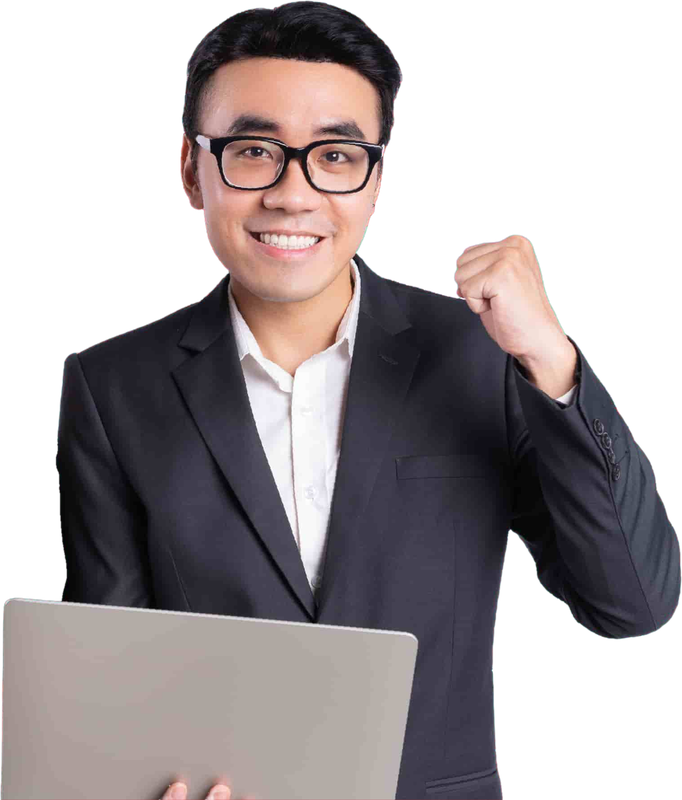 Một người đi làm mặc vest, cầm laptop và siết tay ăn mừng.