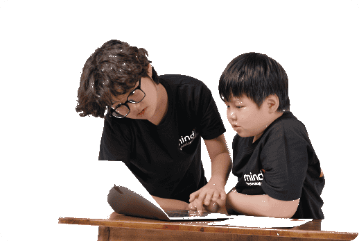 Hai học sinh cùng làm việc trên laptop.