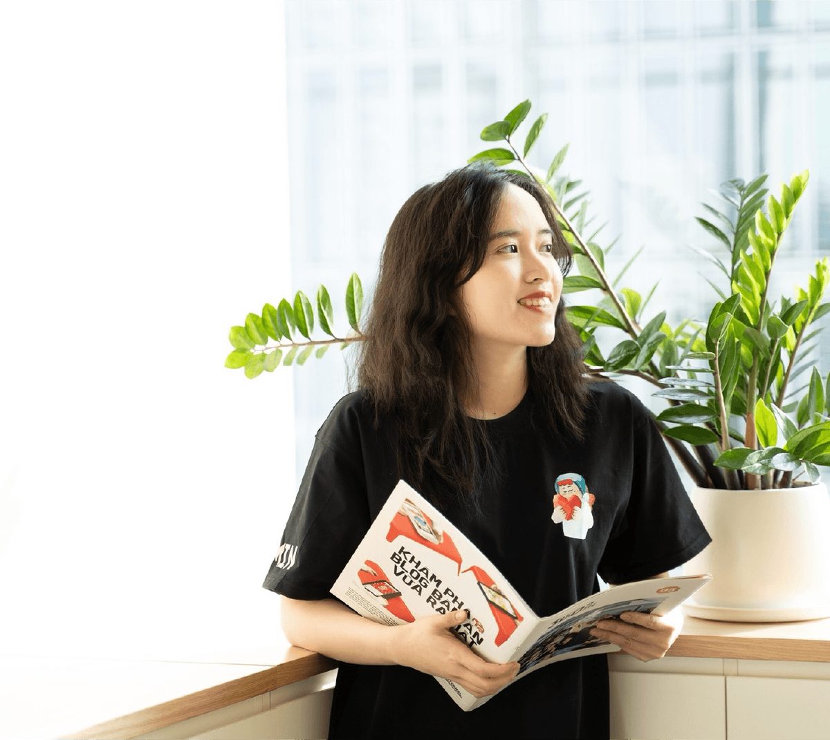 Chân dung Bùi Thu Uyên mặc áo MindX.