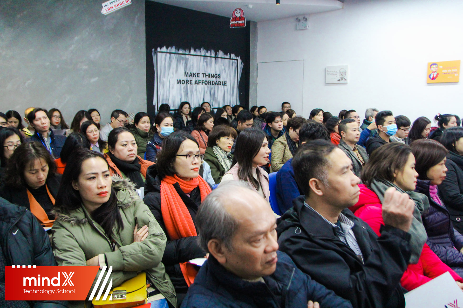 Học viên MindX Kids trong buổi học lập trình